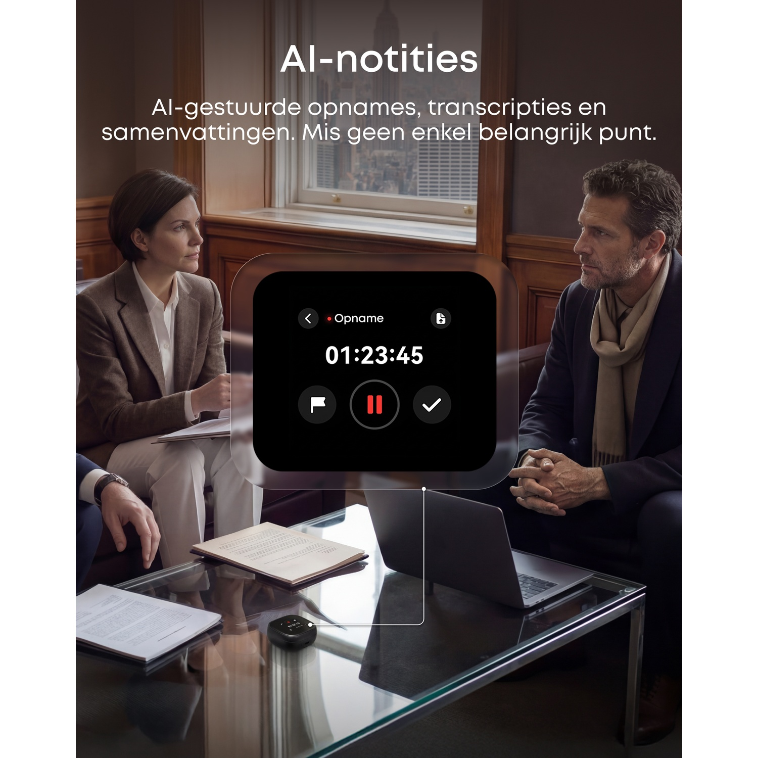 Vergadering met AI-notities apparaat en laptop op tafel.