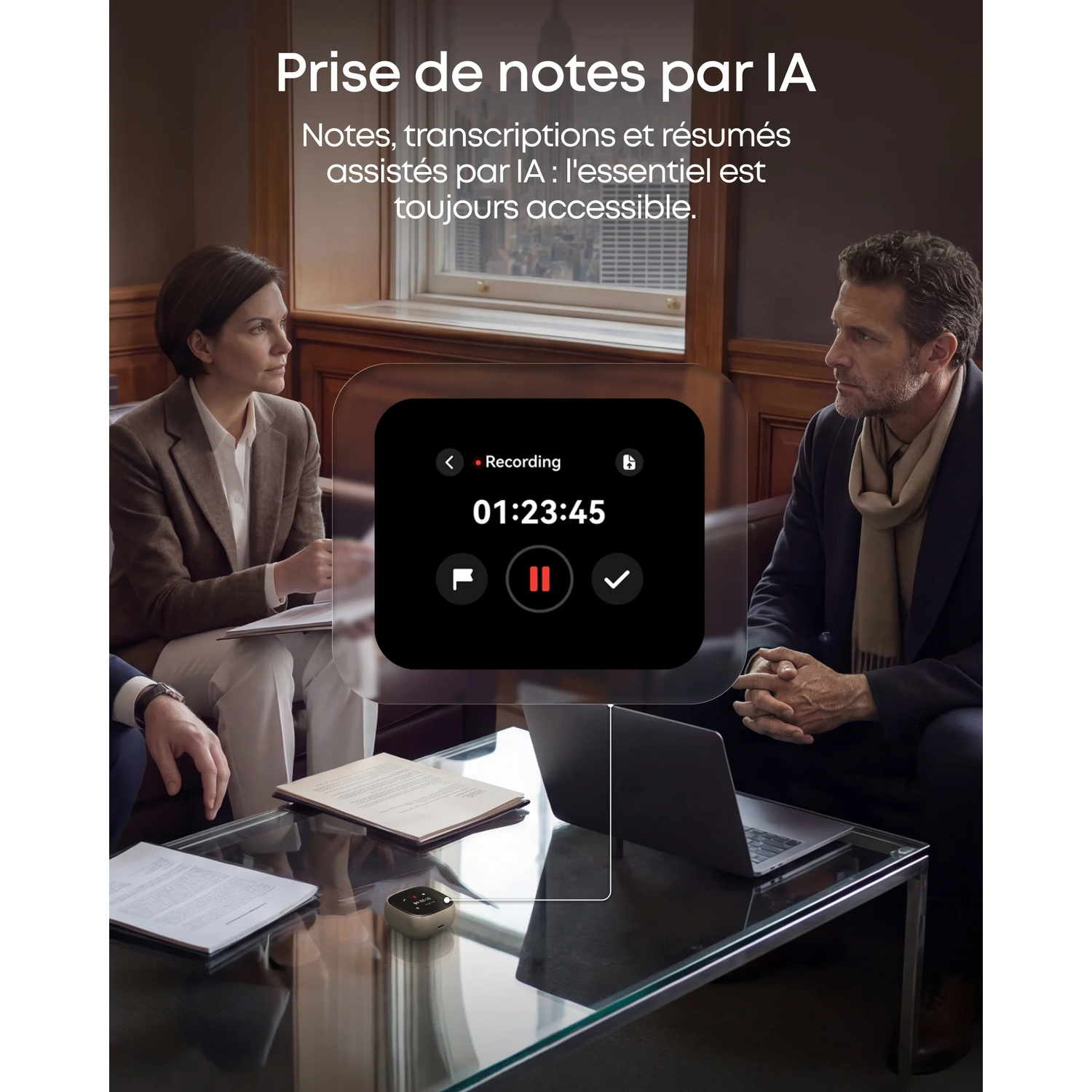 Réunion avec enregistrement IA : 3 personnes, ordinateur portable, notes, enregistrement.
