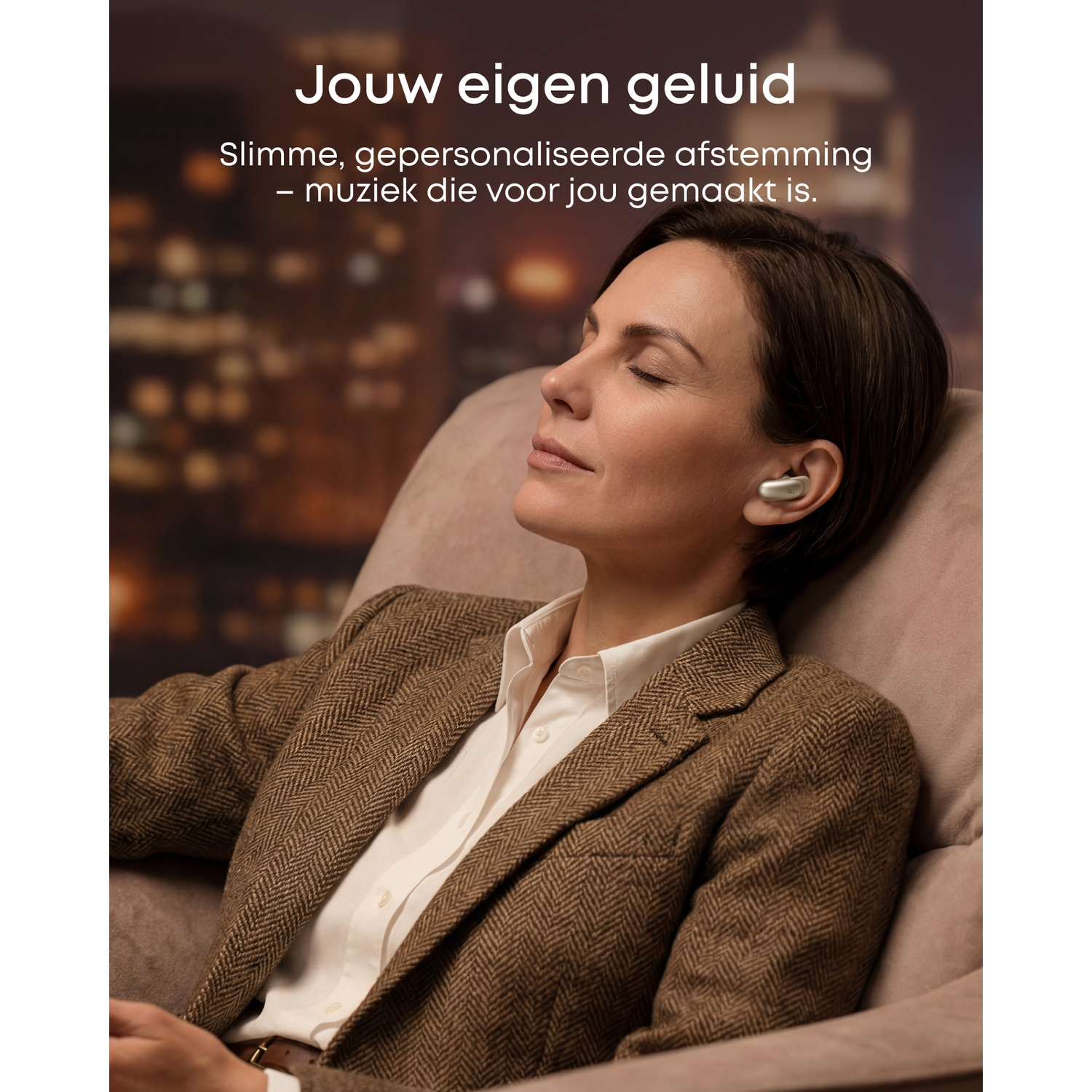 Vrouw met gesloten ogen en oortjes in fauteuil, lichten op achtergrond.