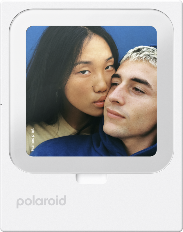 Mężczyzna i kobieta przytulają się na niebieskim tle w ramce Polaroid.