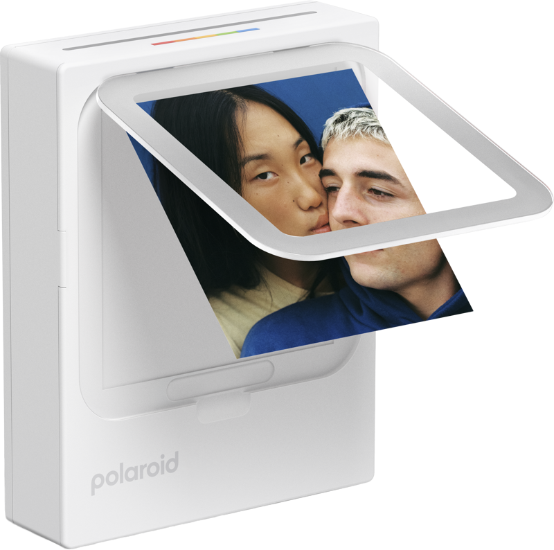 Biała drukarka Polaroid wydaje zdjęcie dwojga młodych dorosłych.