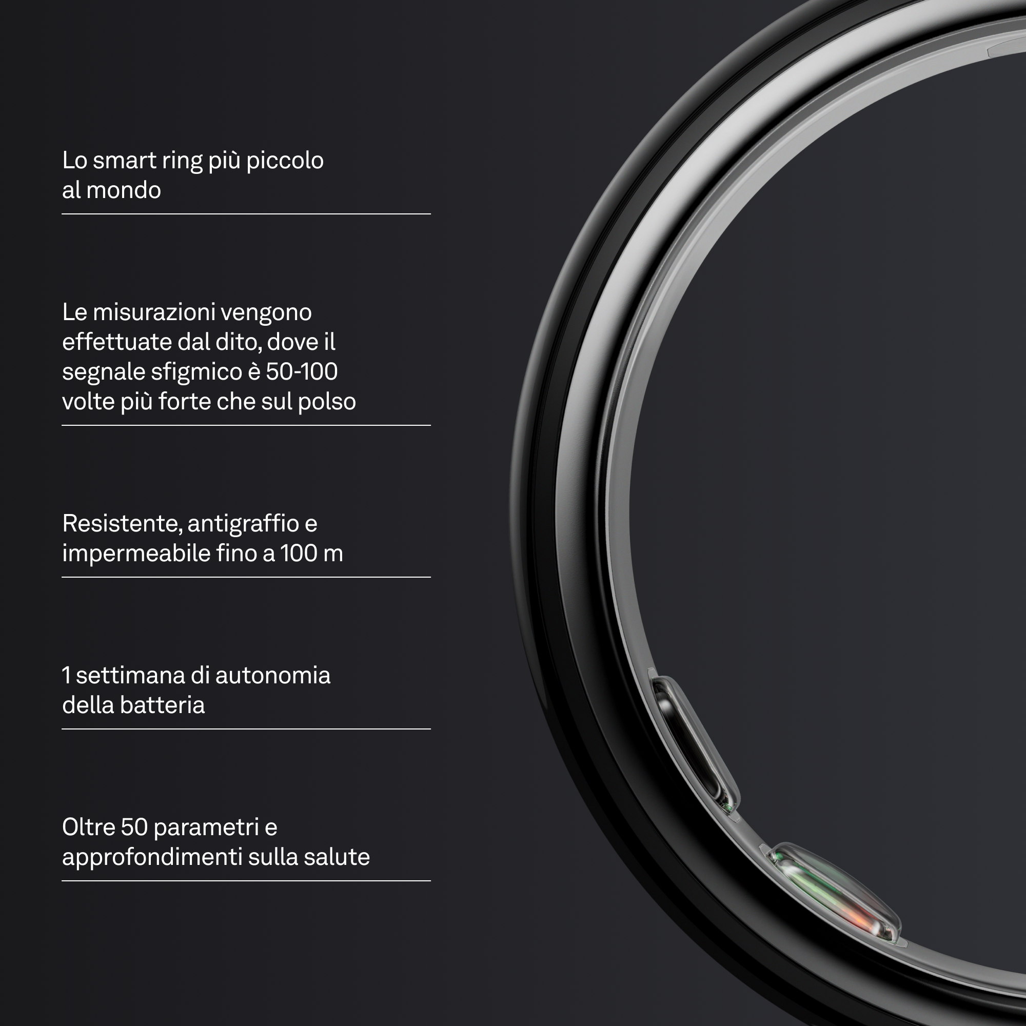 Un elegante smart ring nero con bordo argentato, su sfondo scuro con informazioni testuali.