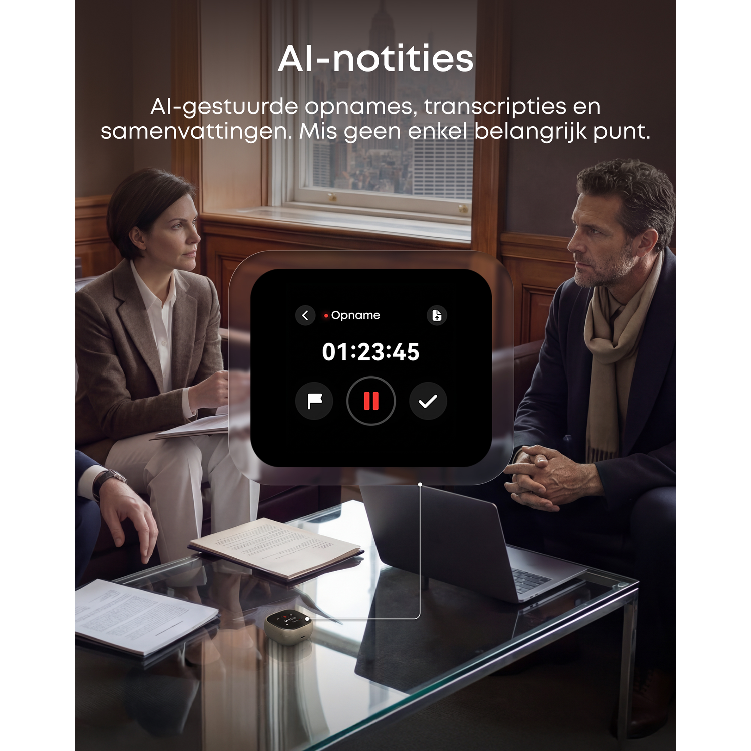 Twee mensen in een vergaderruimte, een laptop en een recorder op tafel.
