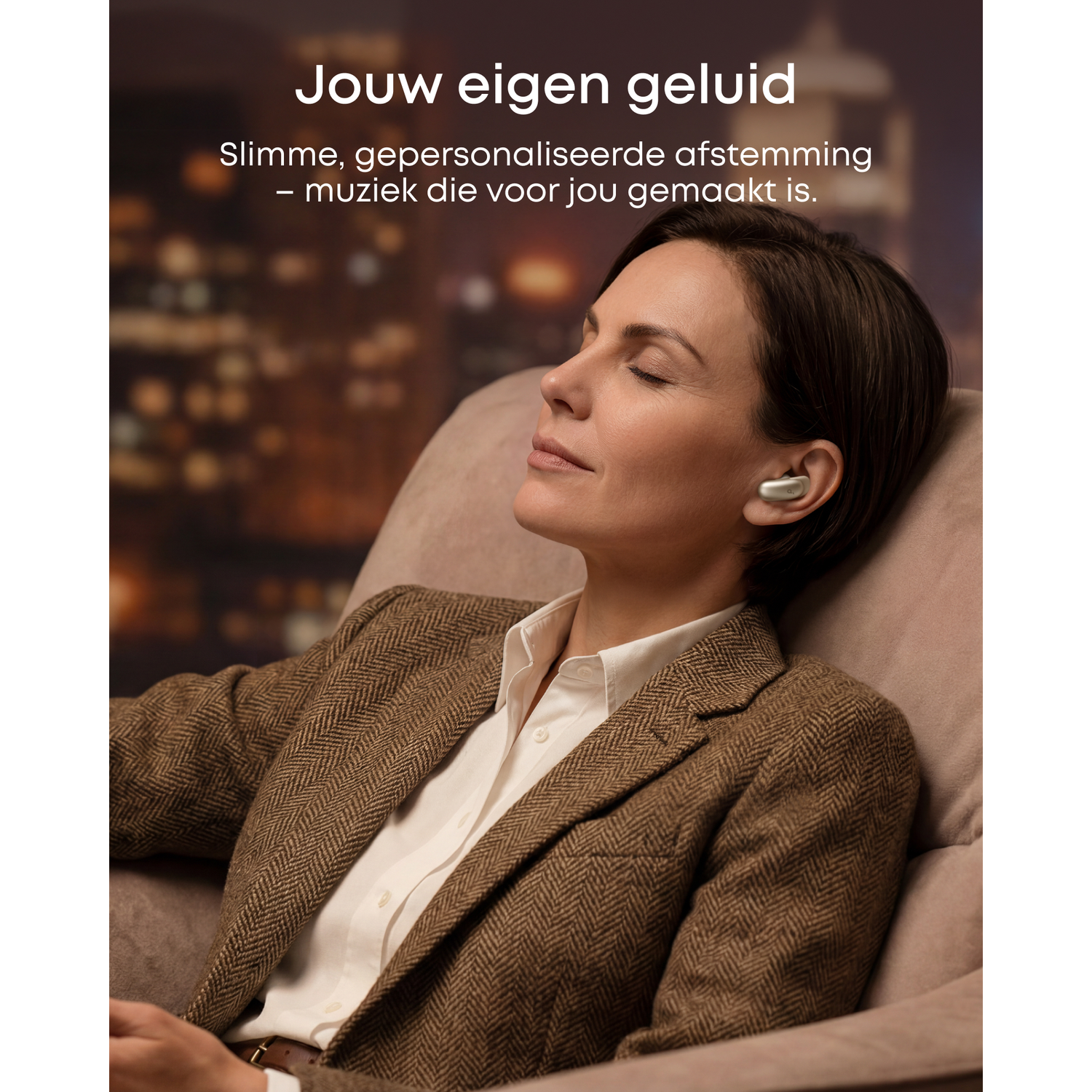 Een vrouw met gesloten ogen en oordopjes, ontspannen in een stoel. Vervagende lichten op de achtergrond.