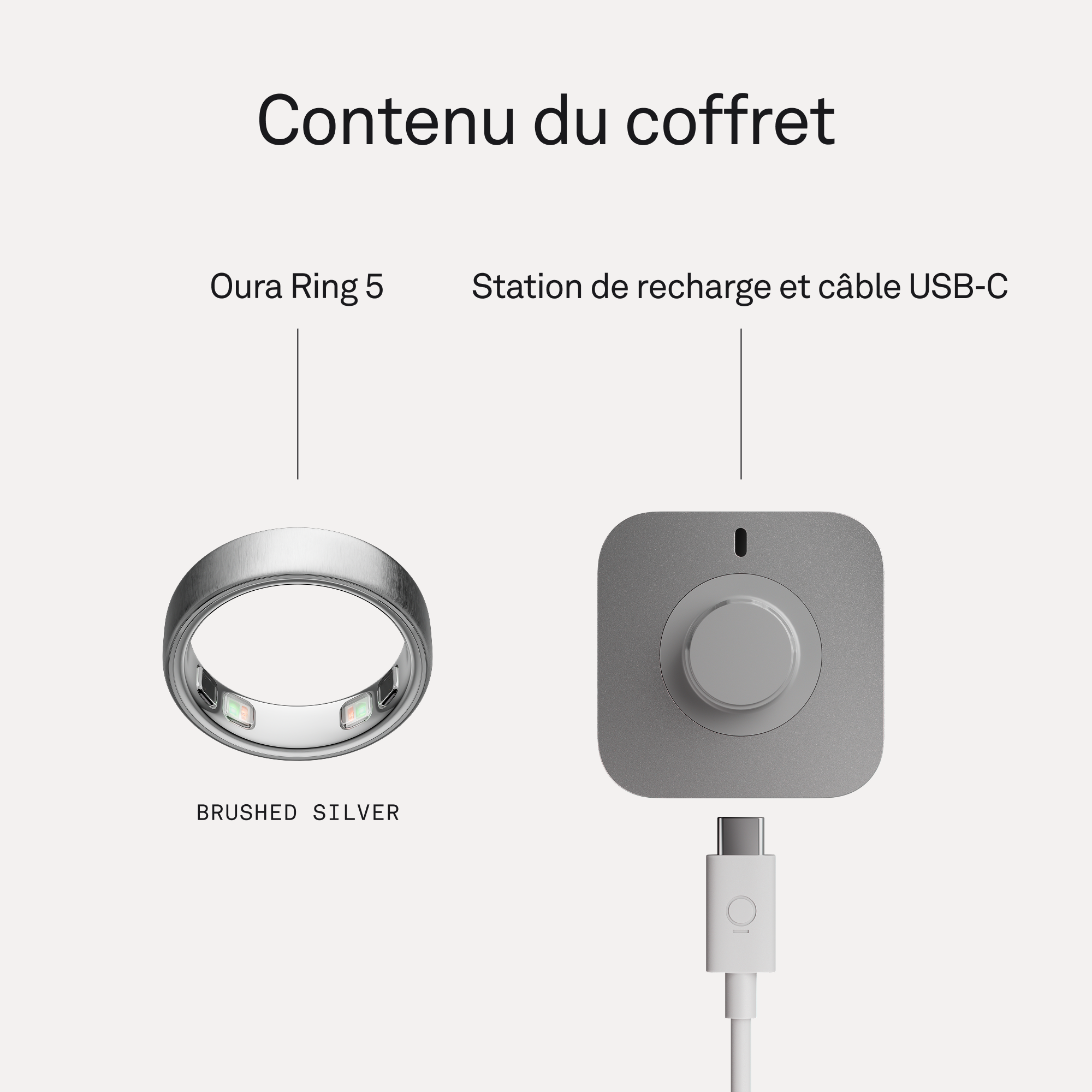 Une bague Oura 5 argentée et une station de recharge avec câble USB-C.