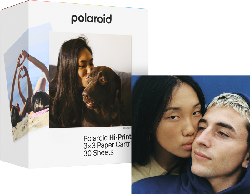 Pudełko Polaroid ze zdjęciami ludzi i psa. Dwoje młodych ludzi przytula się.