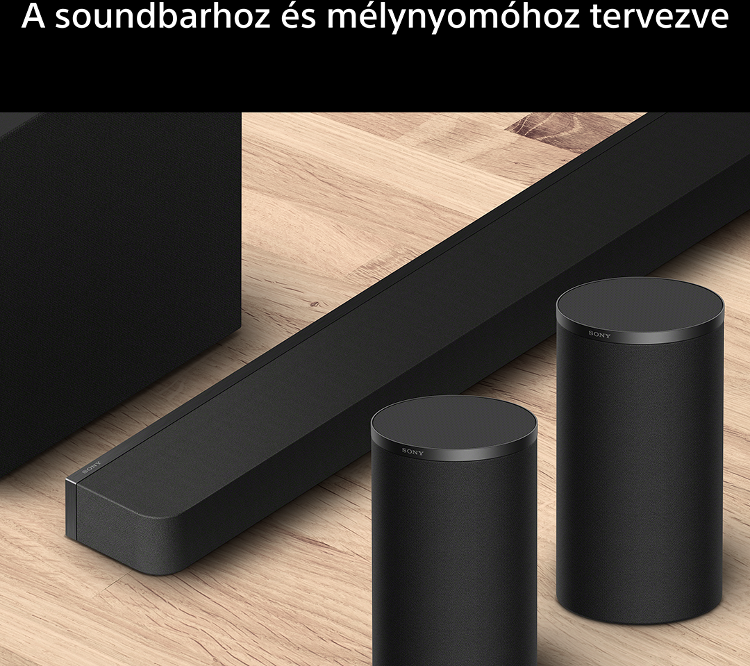 Fekete Sony soundbar és két hengeres hangszóró fapadlón.