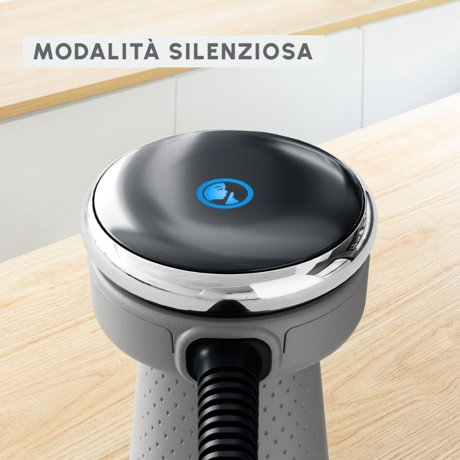 Dispositivo grigio con icona testa blu e testo "MODALITÀ SILENZIOSA".