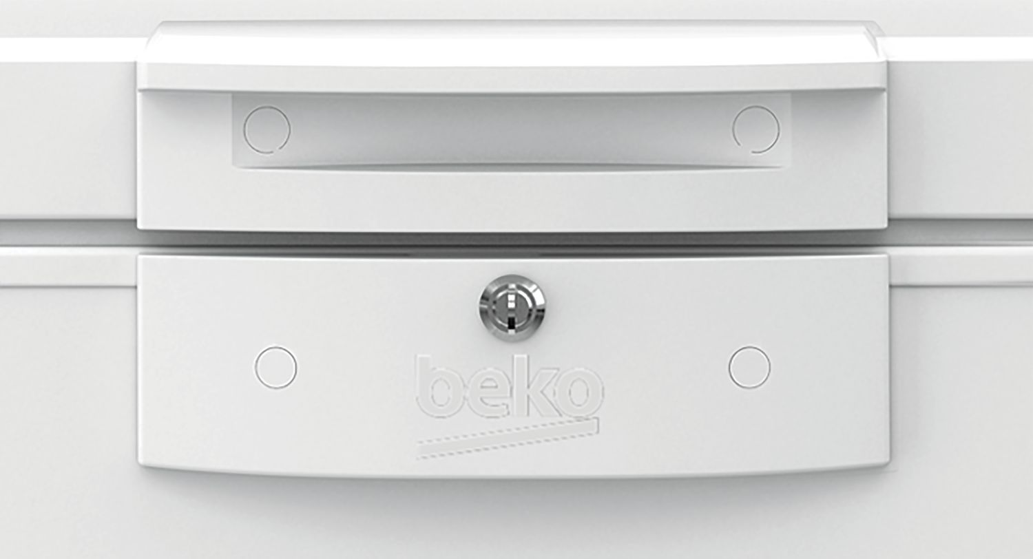 Un congelador blanco con una cerradura plateada y el logo de Beko.