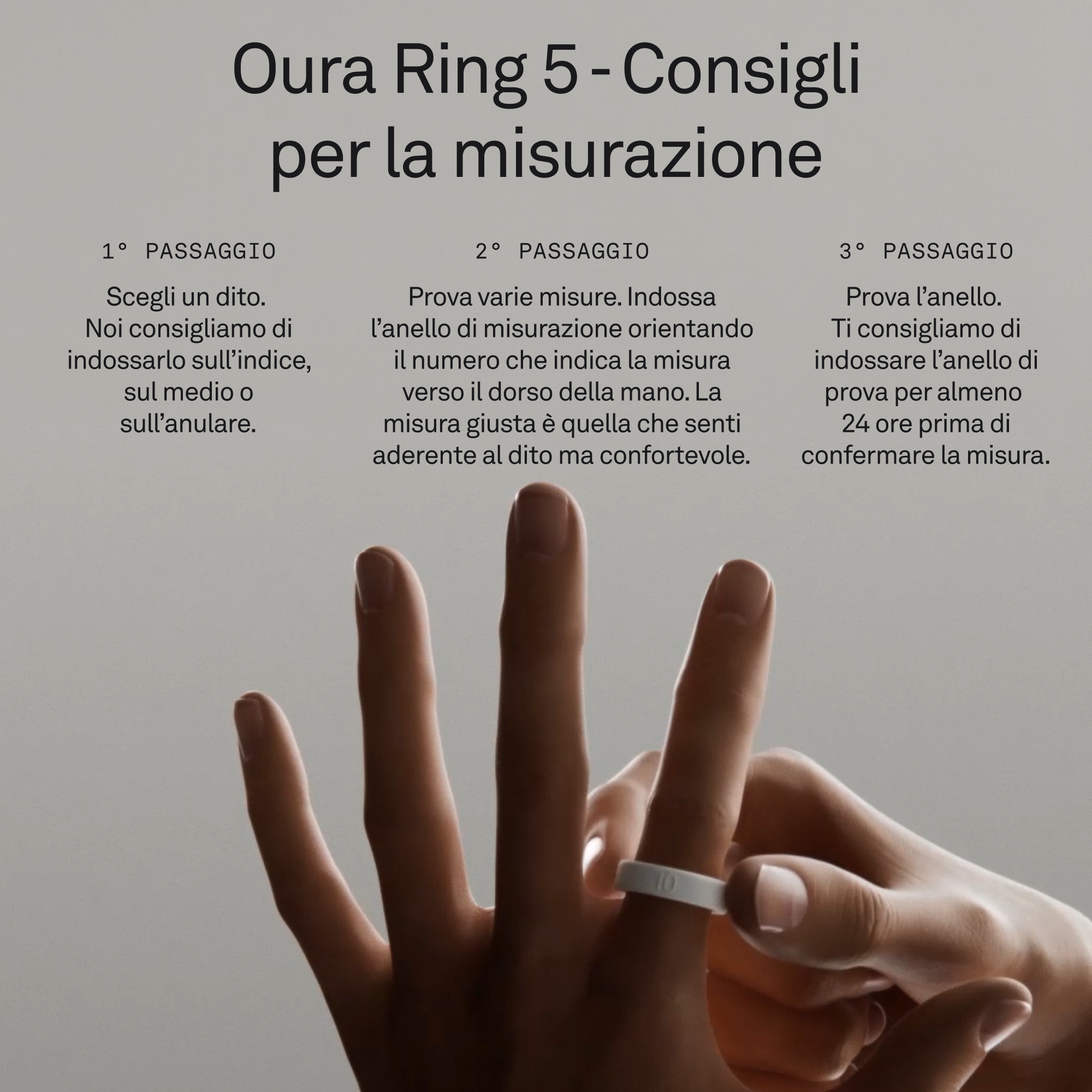 Persona misura dito con anello bianco numero 10. Istruzioni in italiano.