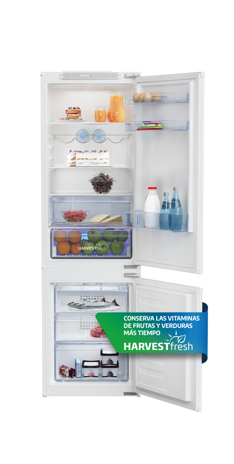 Un refrigerador abierto lleno de comida: panqueques, pastel, bayas, huevos, frutas, pescado y helado.