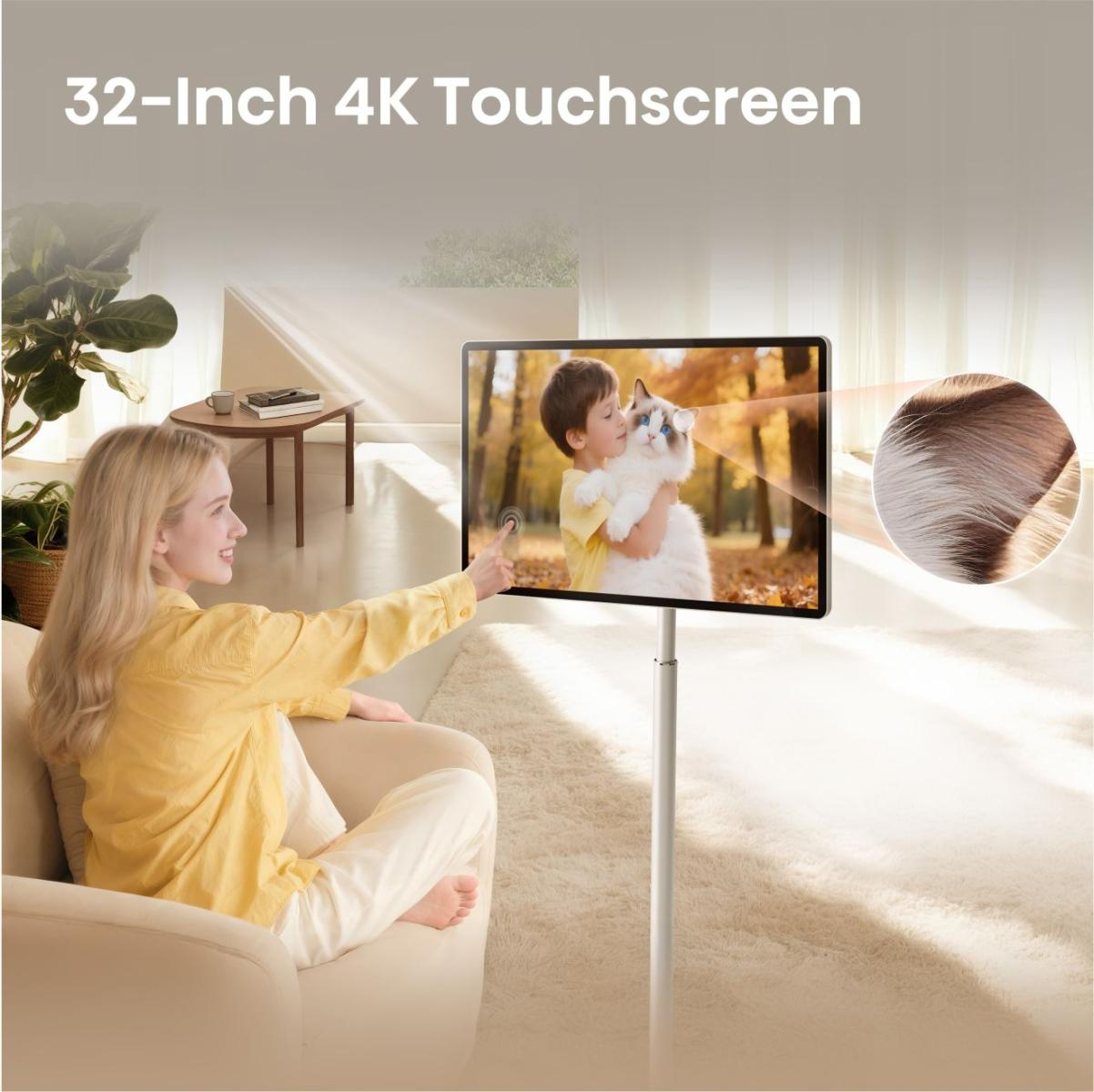 Eine Frau berührt einen 32-Zoll-4K-Touchscreen mit einem Jungen, der eine Katze hält.