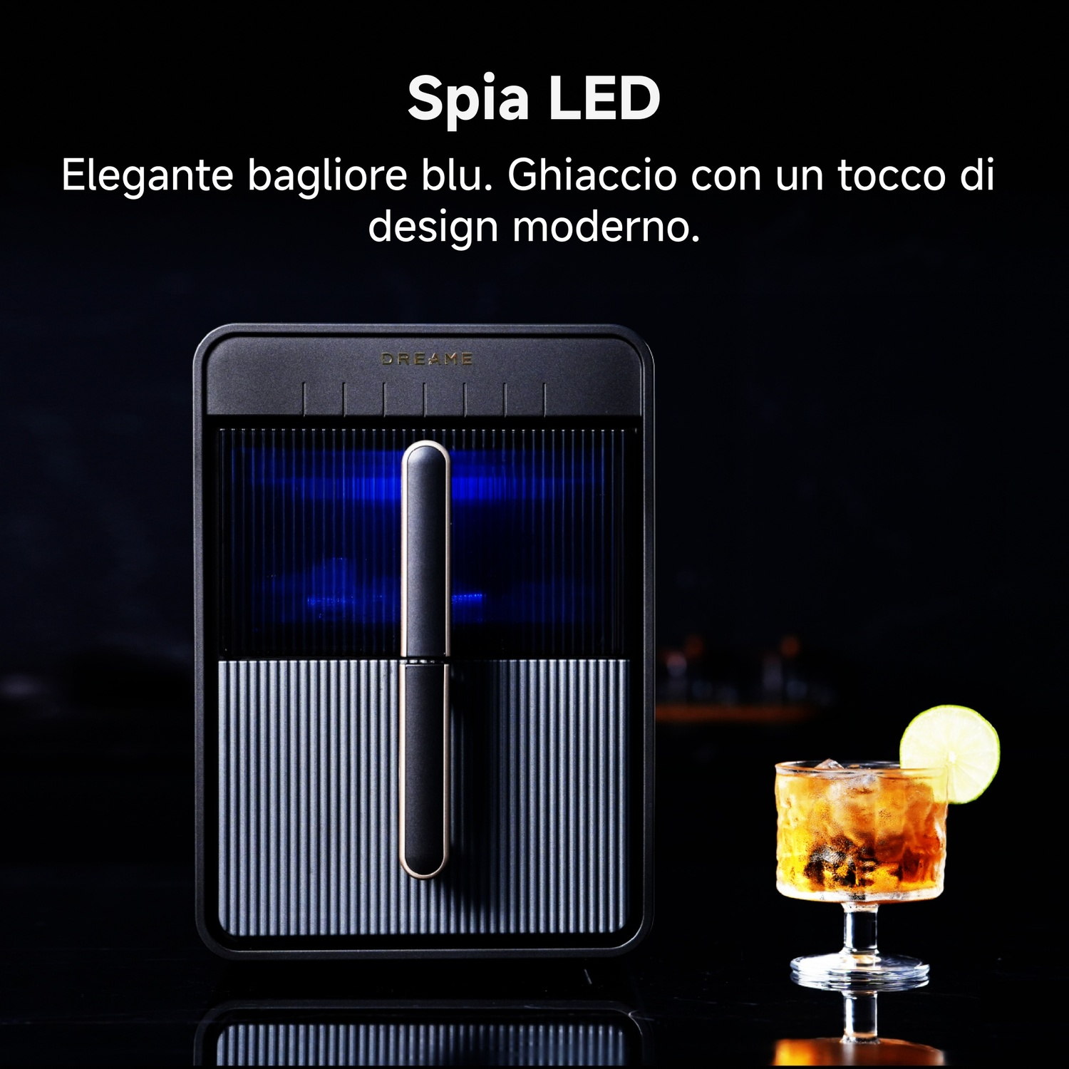 Una macchina del ghiaccio nera con luce blu accanto a un cocktail con fetta di lime.