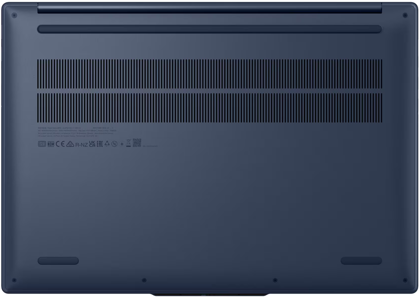 Sötétkék laptop alsó nézete szellőzőkkel és logókkal.