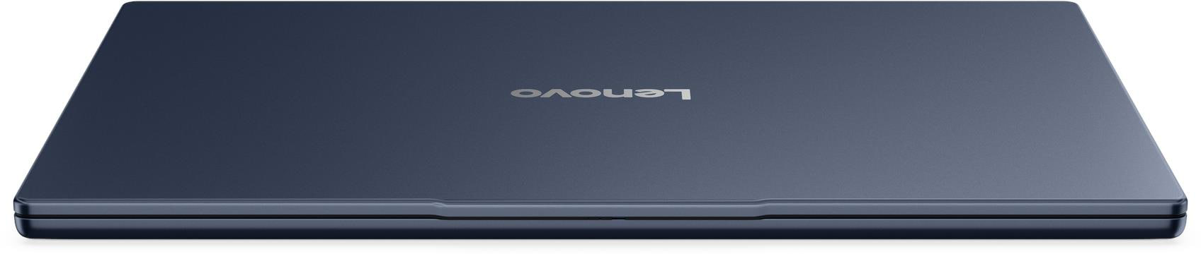 Zárt sötétkék laptop Lenovo logóval a fedélen.