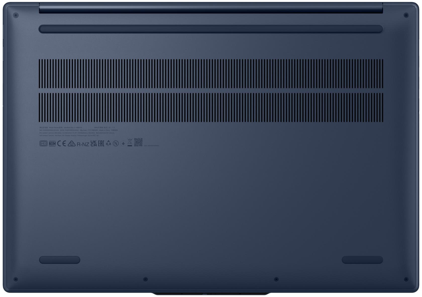 Sötétkék laptop alsó része, szellőzőnyílásokkal és tanúsítványokkal.