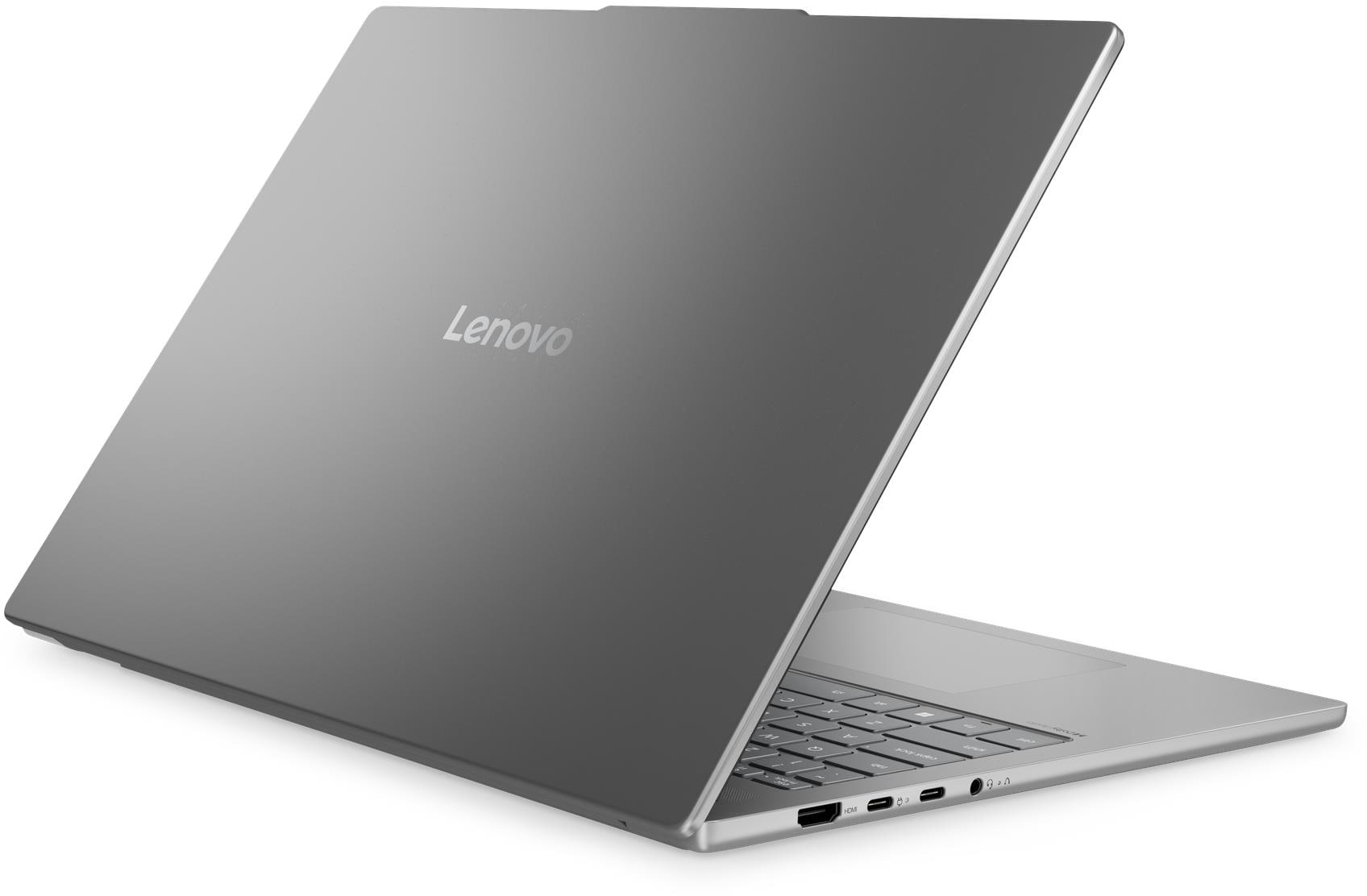 Egy szürke Lenovo laptop nyitott képernyővel és billentyűzettel. Fehér háttér.