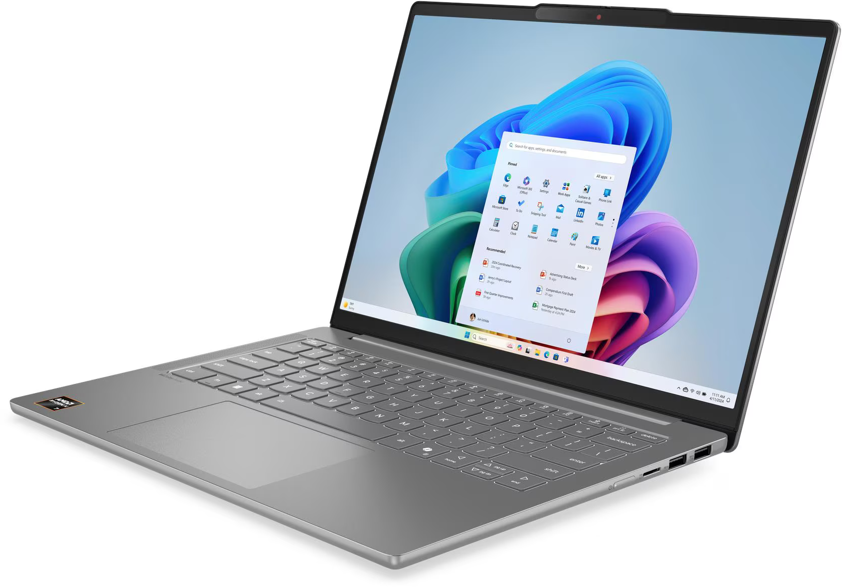 Ezüst laptop Windows 11 operációs rendszerrel, nyitott Start menüvel.