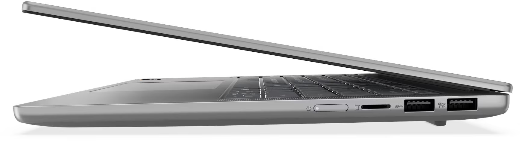 Ezüst laptop oldalnézetben, nyitott fedéllel, billentyűzettel és portokkal.