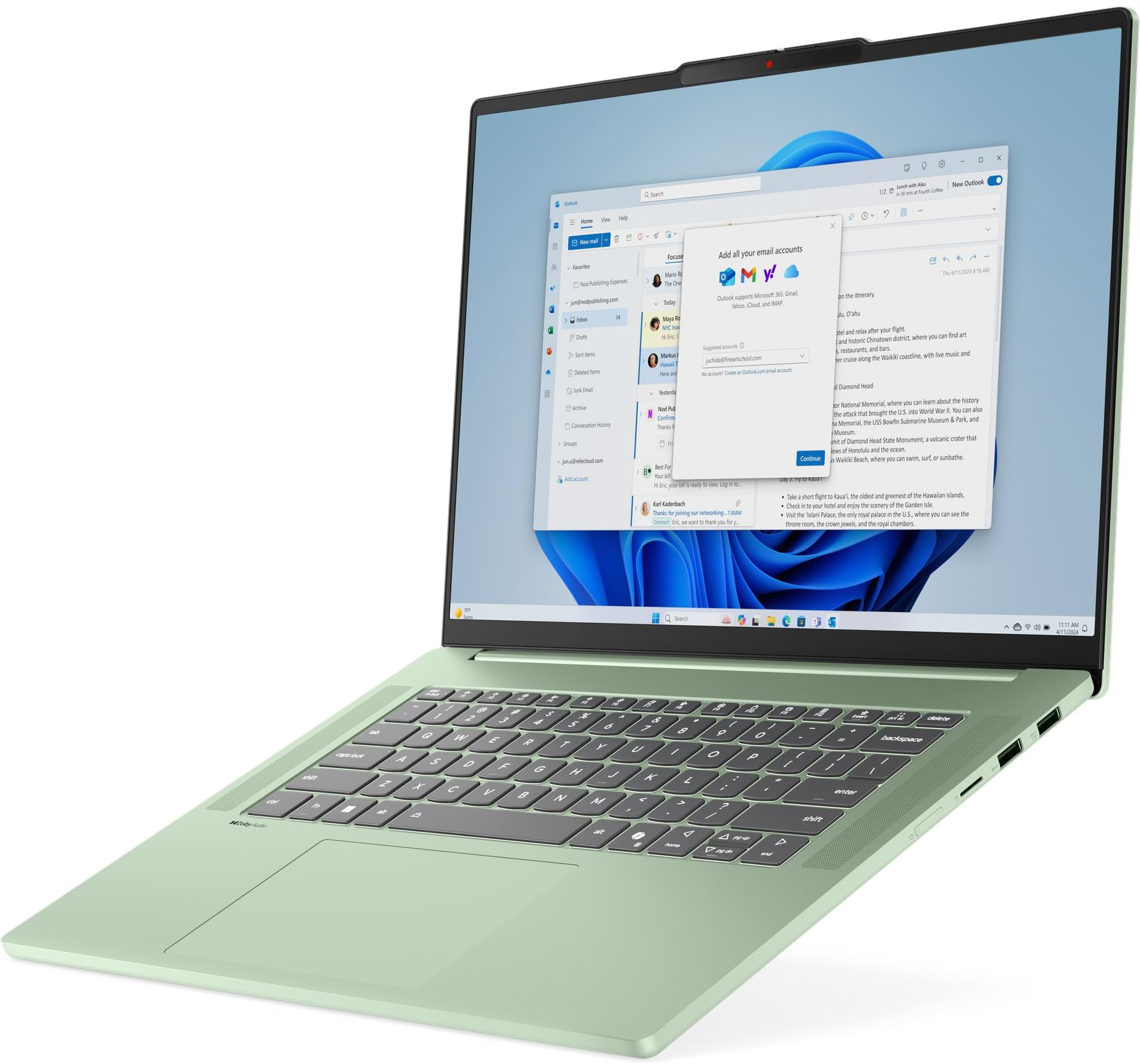 Világoszöld laptop nyitott Outlook ablakkal, amely e-mail fiókokat ad hozzá.