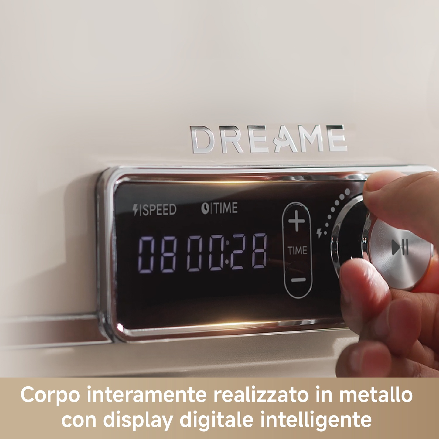 Una mano gira una manopola su un dispositivo con display digitale che mostra 08:00:28.