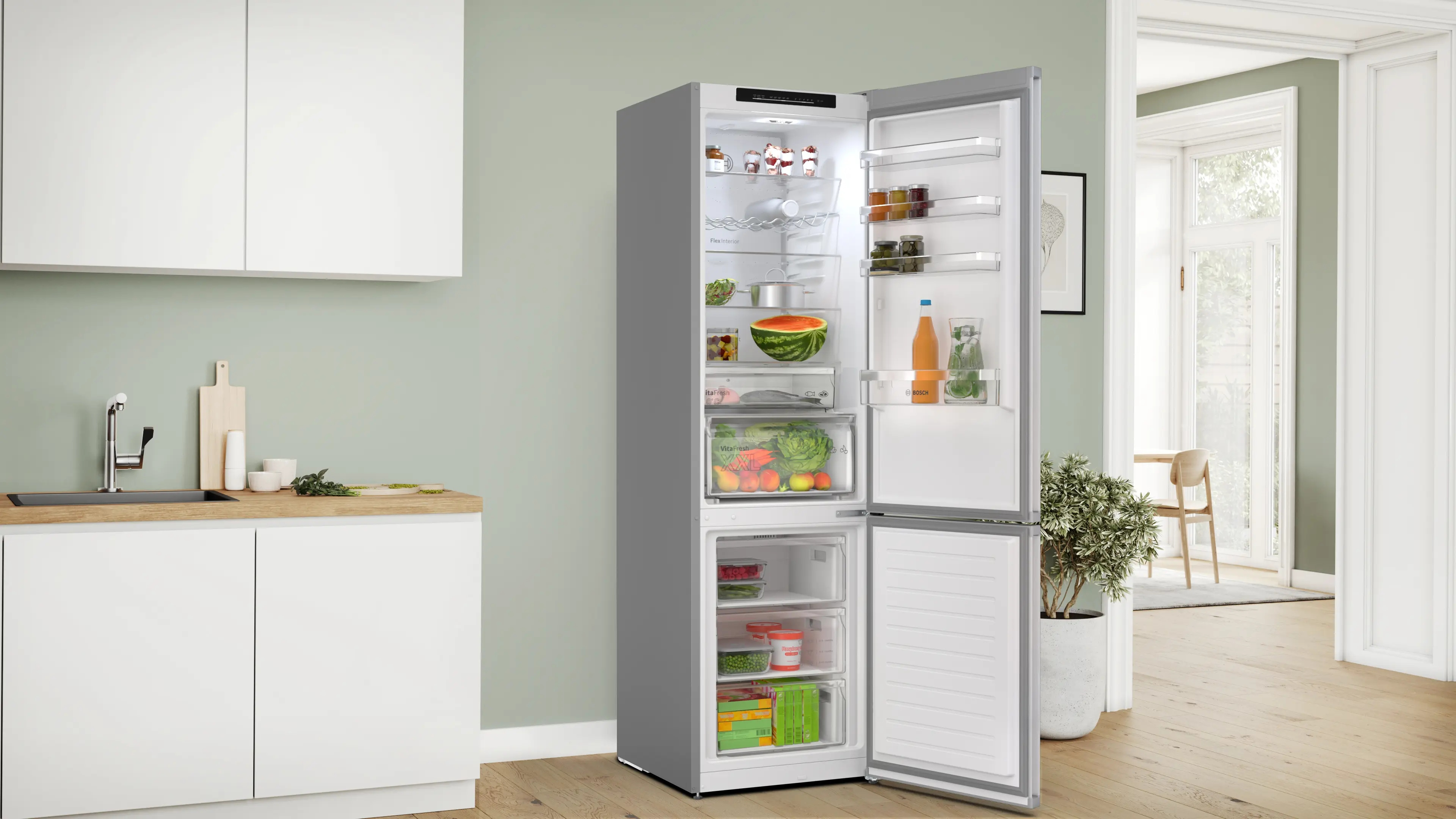 Un refrigerador abierto lleno de comida junto a un mostrador de cocina.