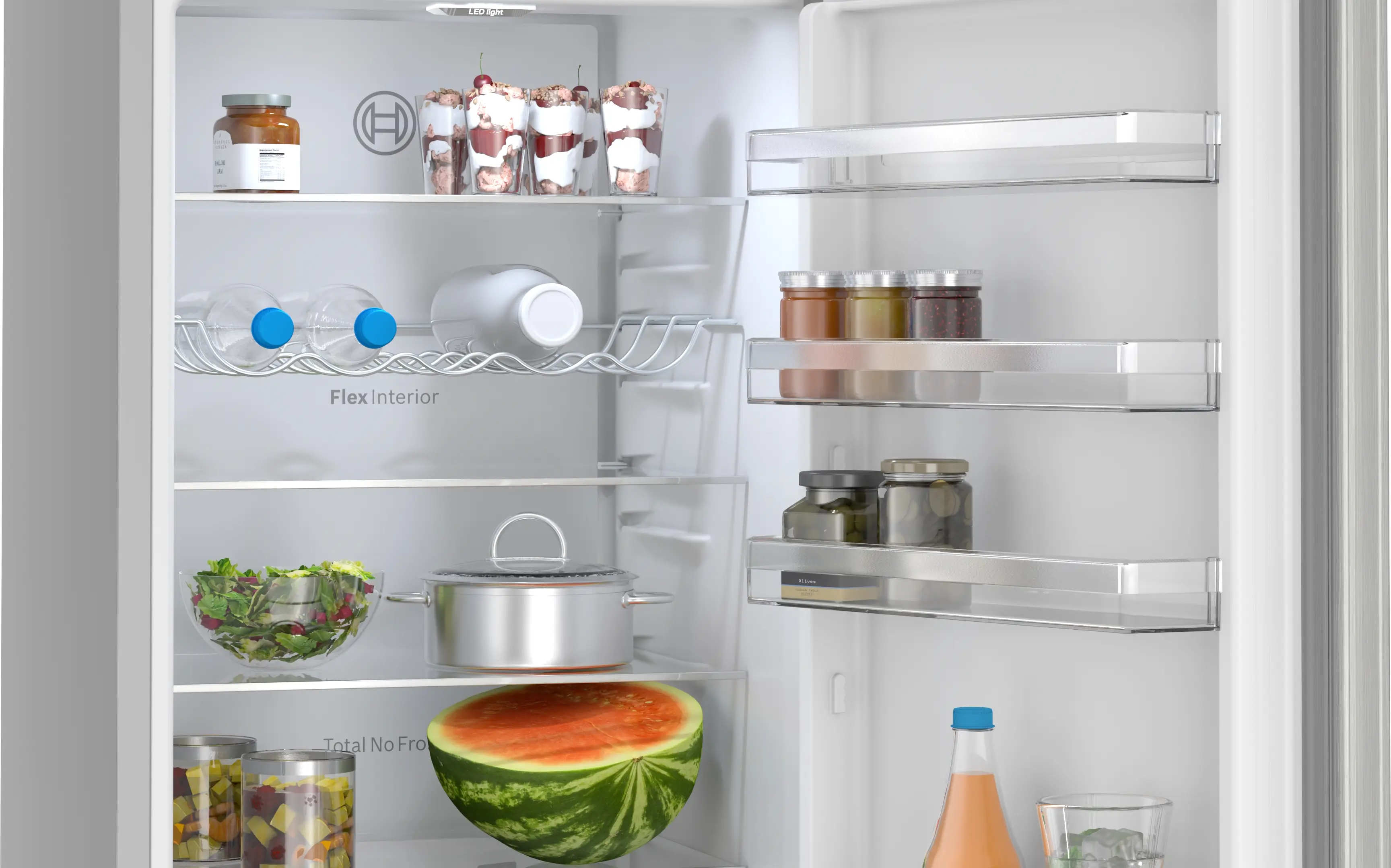 Un refrigerador abierto con comida, incluyendo media sandía, ensalada y frascos.