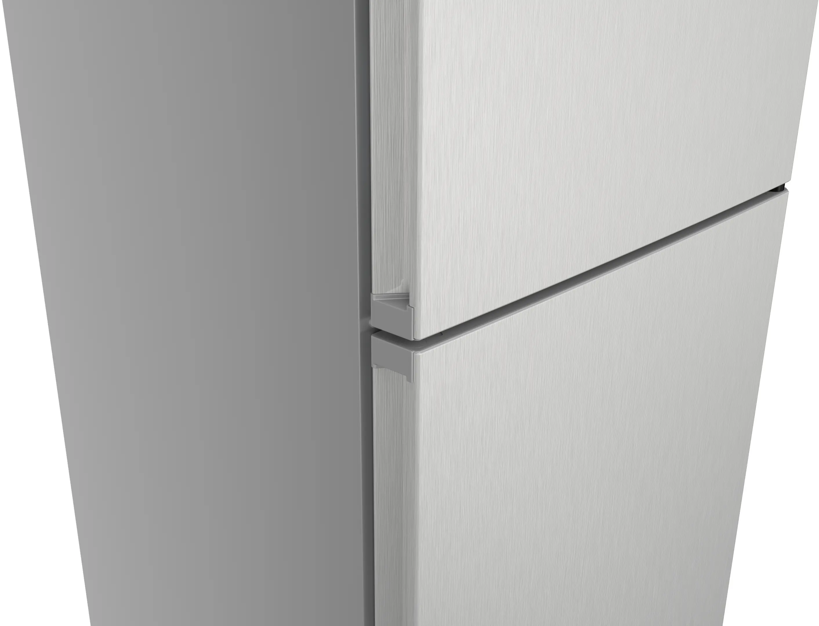 Primer plano de un refrigerador plateado con acabado cepillado y asas.