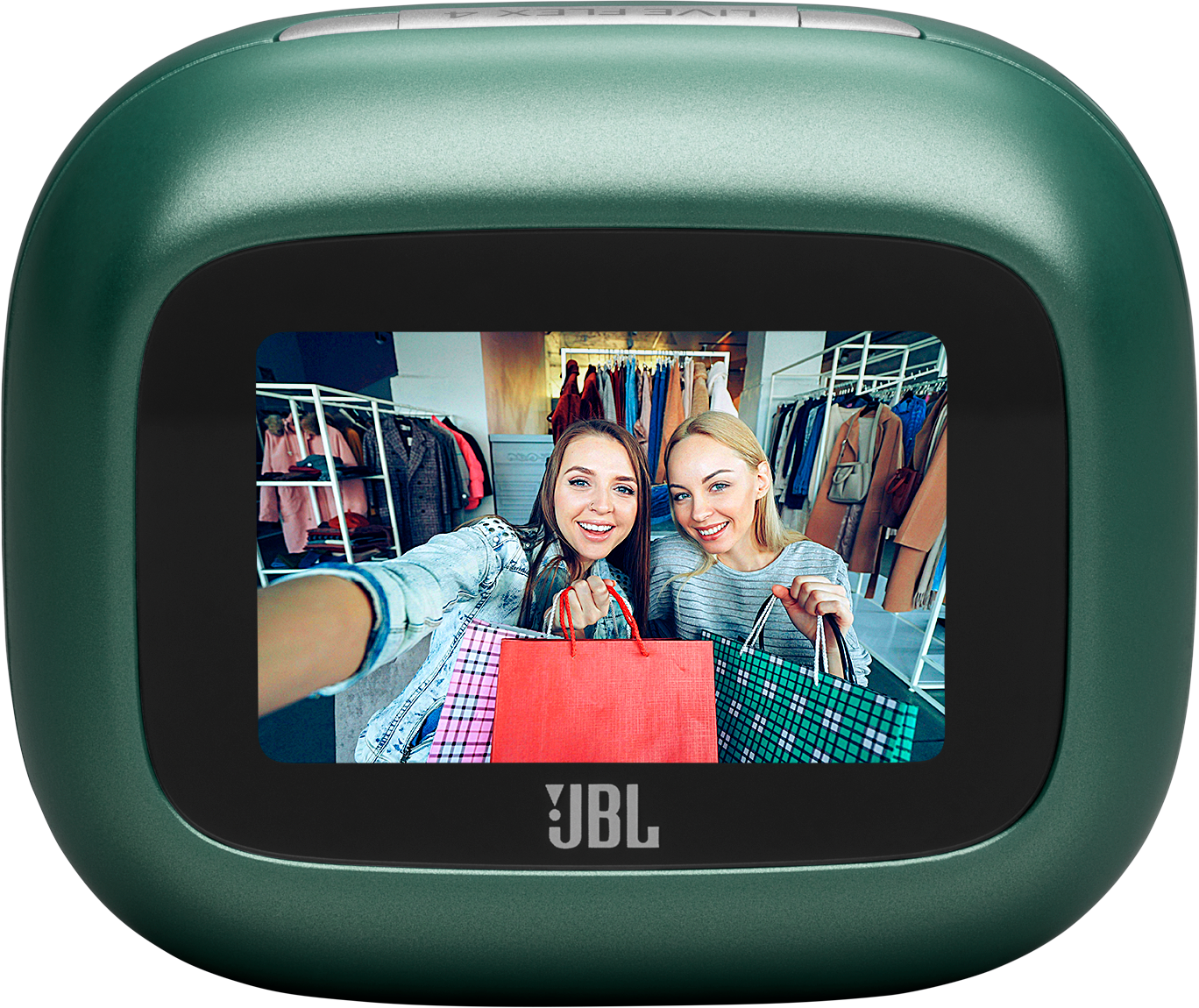 Zwei Frauen mit Einkaufstaschen in einem Bekleidungsgeschäft, die ein Selfie machen.