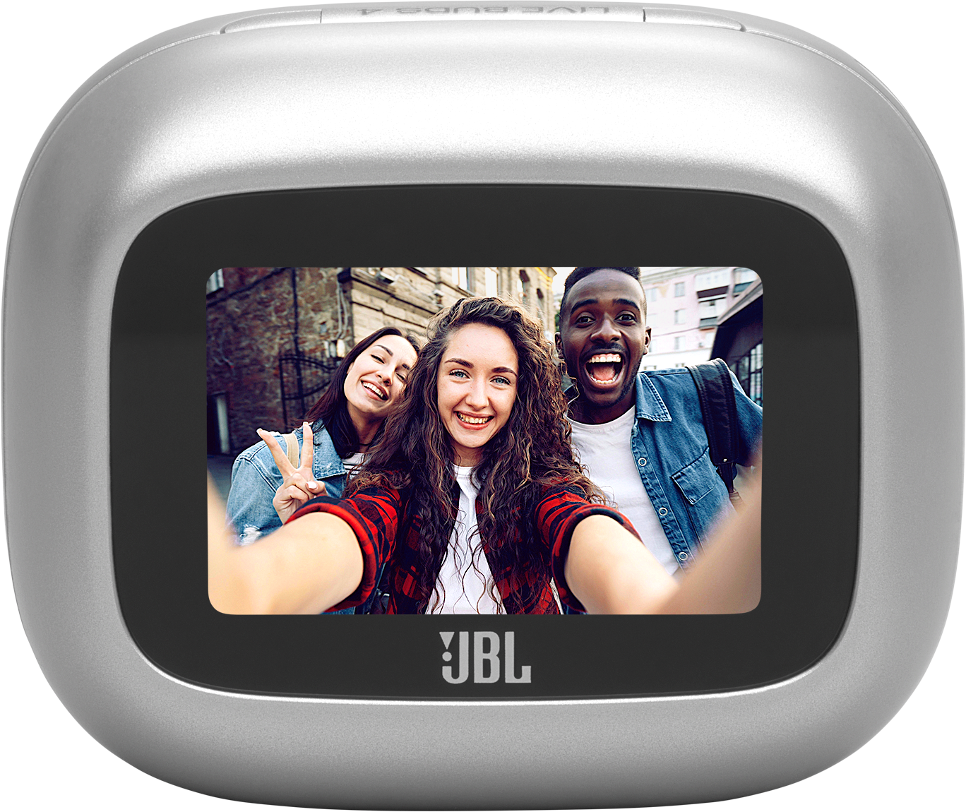 Drei junge Leute machen ein Selfie vor Backsteinbauten.