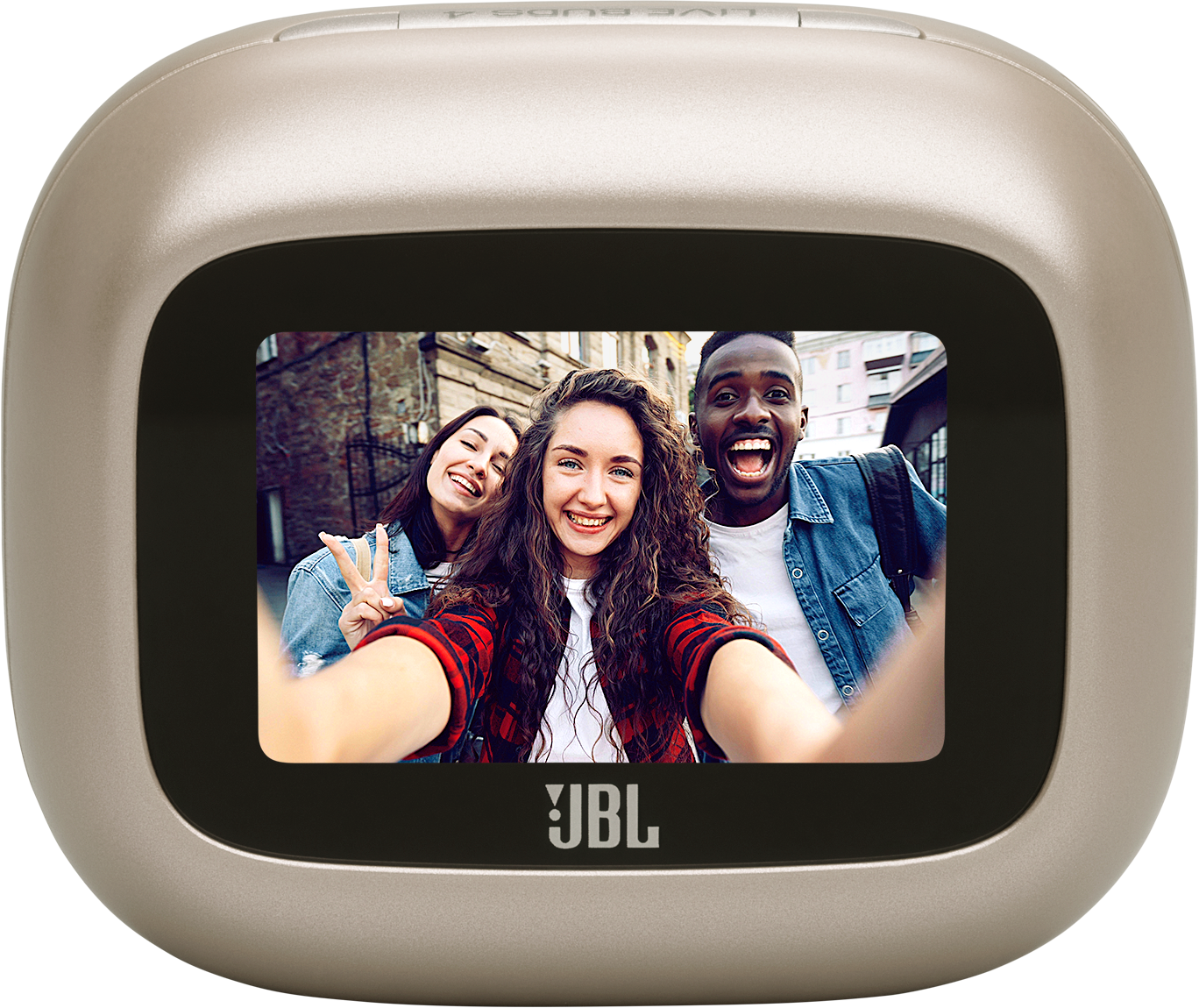 Drei junge Leute machen ein Selfie vor einer Backsteinmauer und Gebäuden.