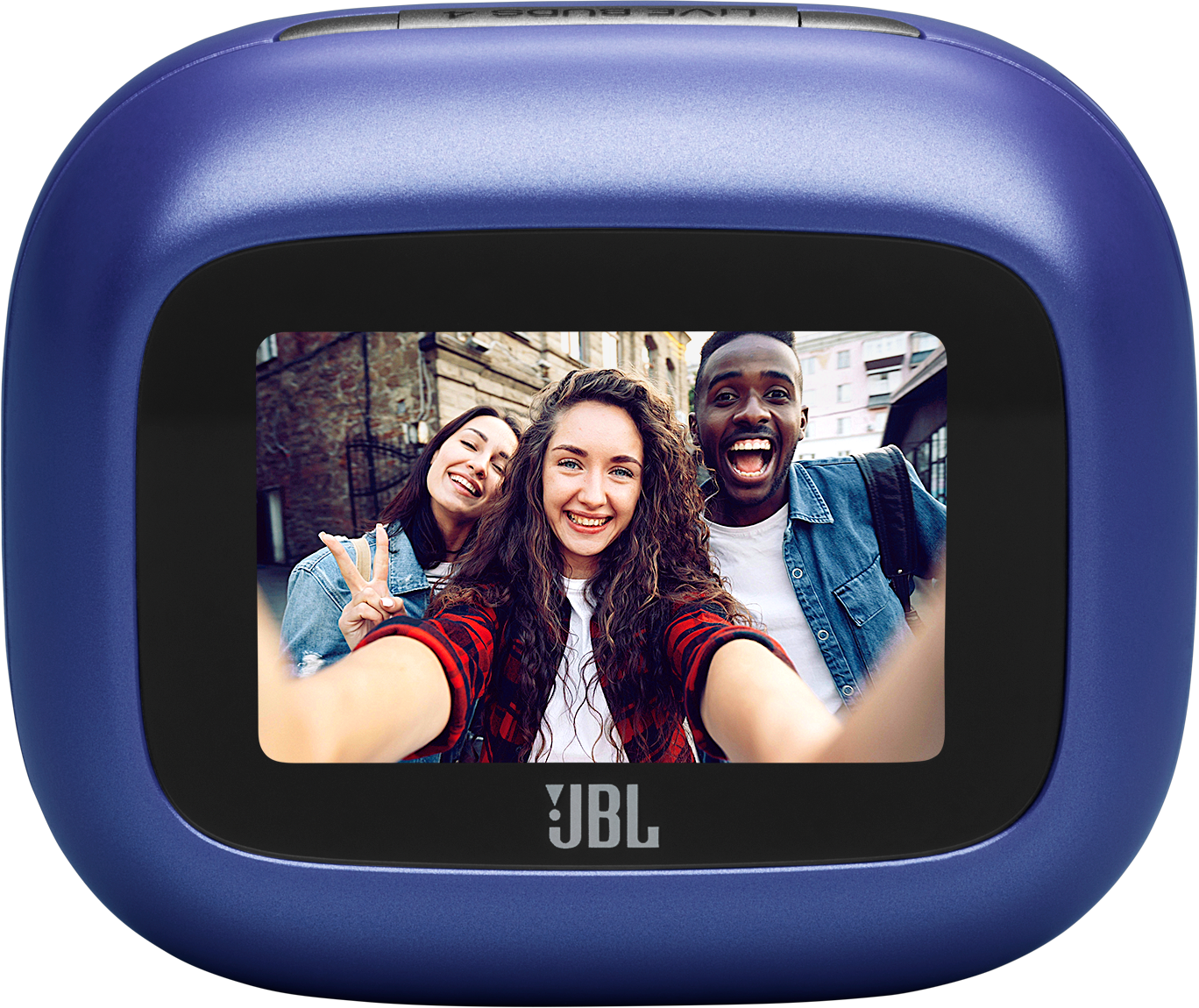 Drei lachende junge Leute machen ein Selfie vor Gebäuden.