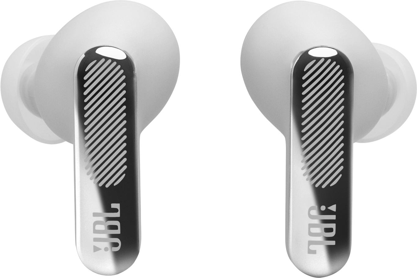 Due auricolari JBL bianchi con steli argentati e dettagli a coste.
