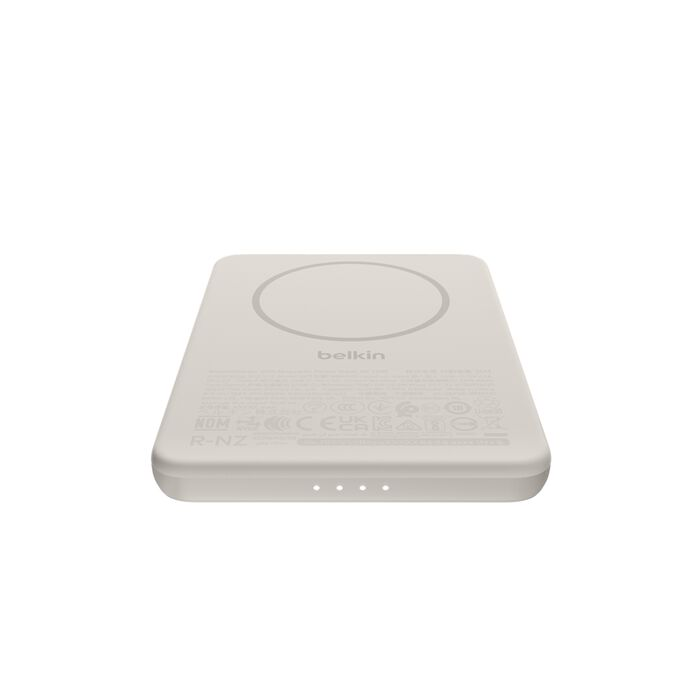 Un cargador Belkin blanco con marca circular y luces indicadoras.