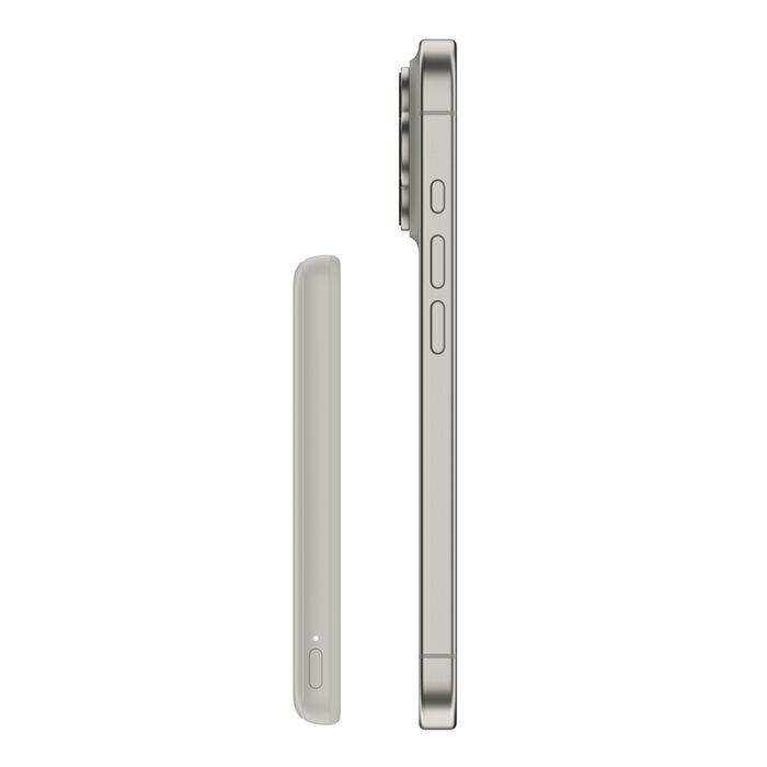 Dos teléfonos móviles plateados uno al lado del otro sobre fondo blanco.
