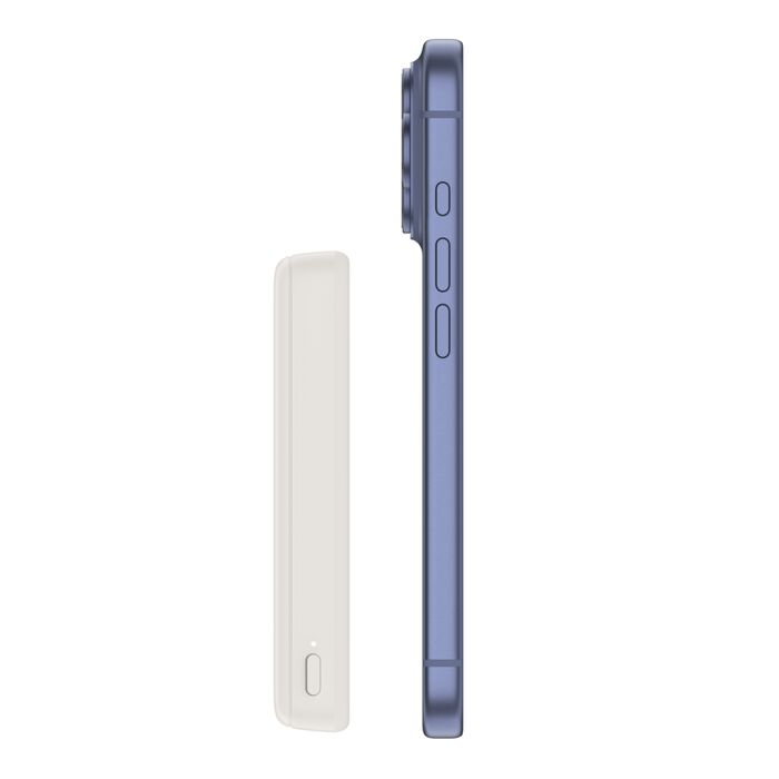 Una batería externa blanca junto a un smartphone azul, ambos vistos de lado.