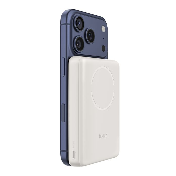 Un iPhone azul con una batería blanca conectada magnéticamente.