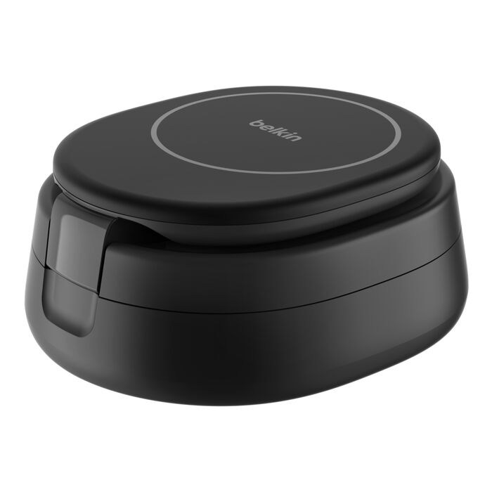 Cargador Belkin negro con diseño circular y logo discreto.