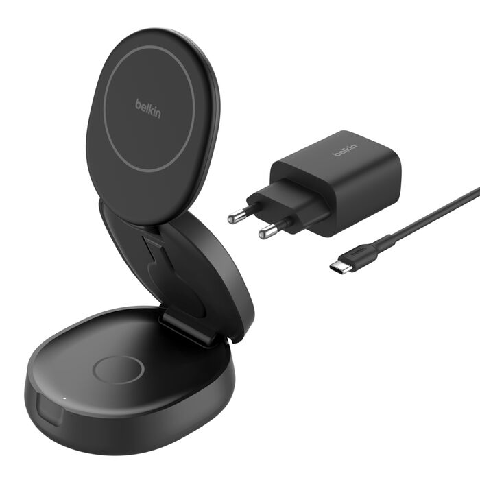 Cargador Belkin negro con soporte, adaptador de corriente y cable USB-C.
