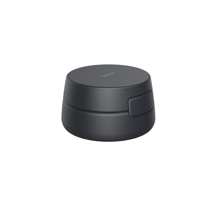 Un adaptador Belkin negro y redondo con un interruptor lateral.