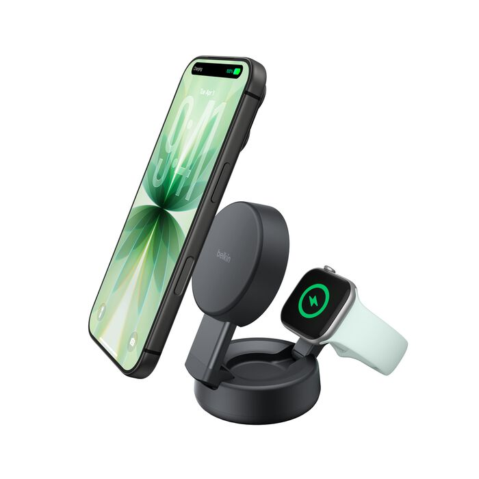 Un soporte de carga Belkin negro sostiene un smartphone y un Apple Watch. El teléfono está a la izquierda, el reloj a la derecha.