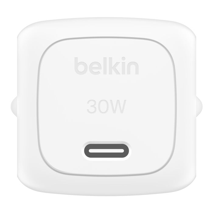 Un cargador Belkin blanco de 30W USB-C con puerto horizontal.