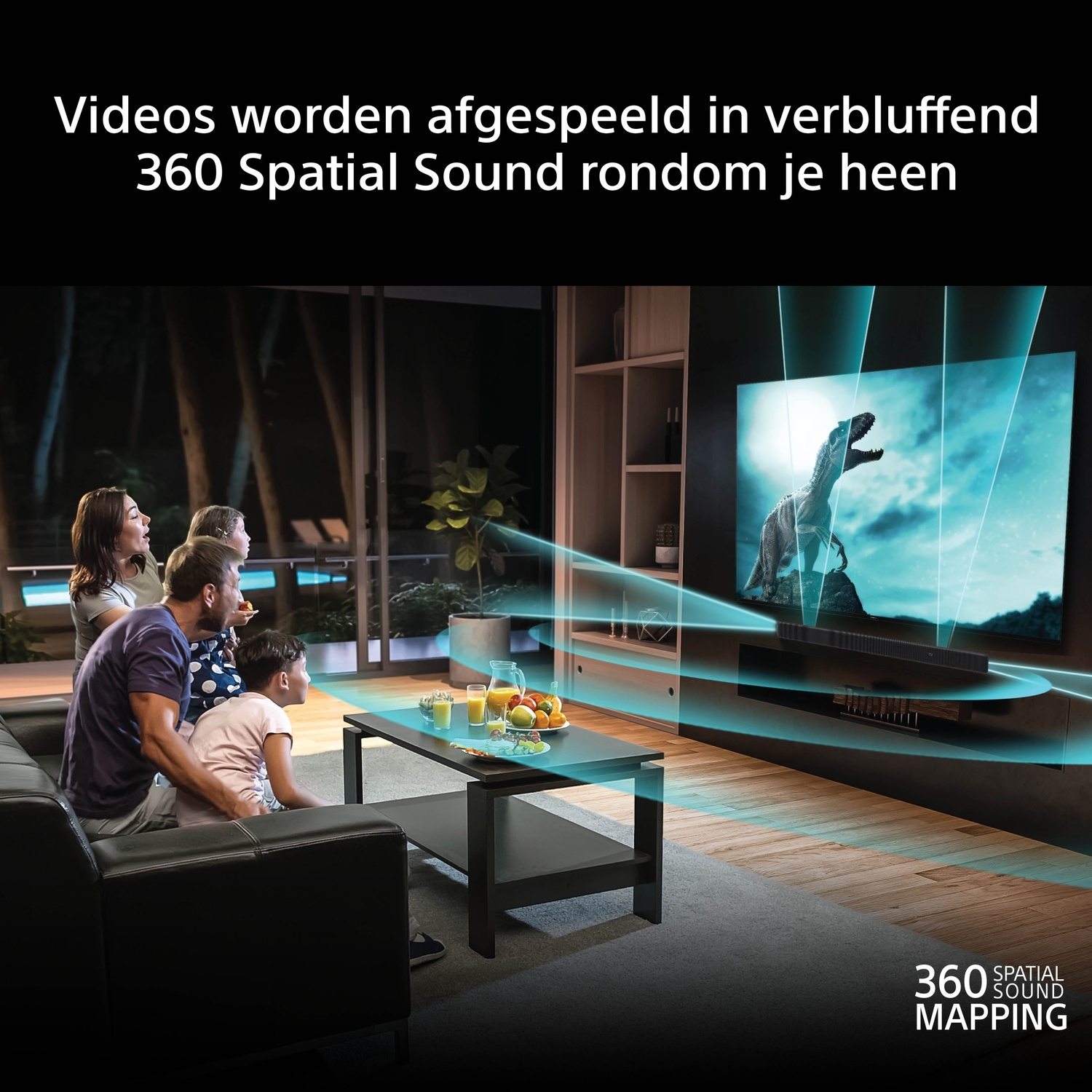 Famille regarde la TV avec son spatial 360, dinosaure à l'écran.