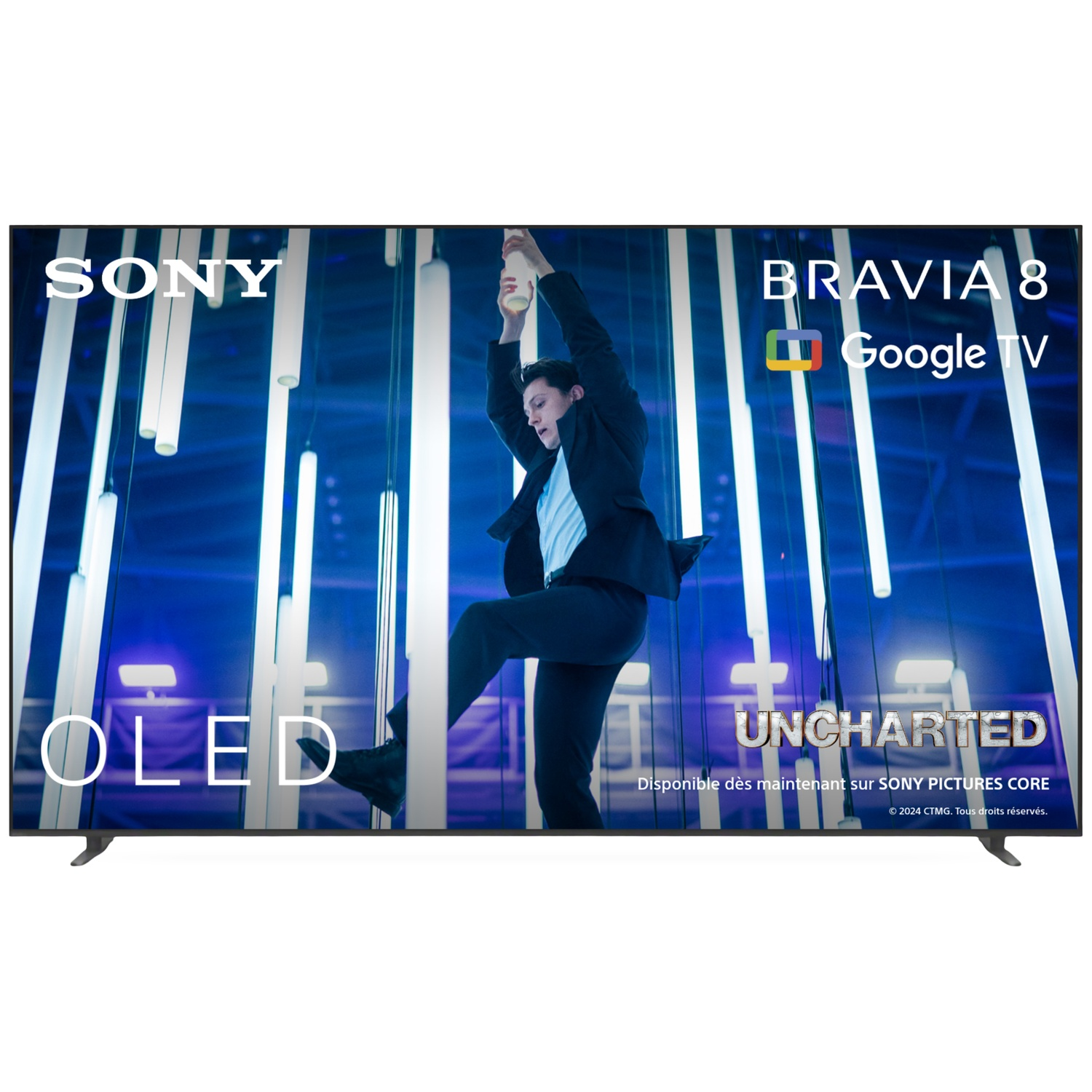 Un homme pend d'une bouteille devant un Sony OLED BRAVIA 8 Google TV.