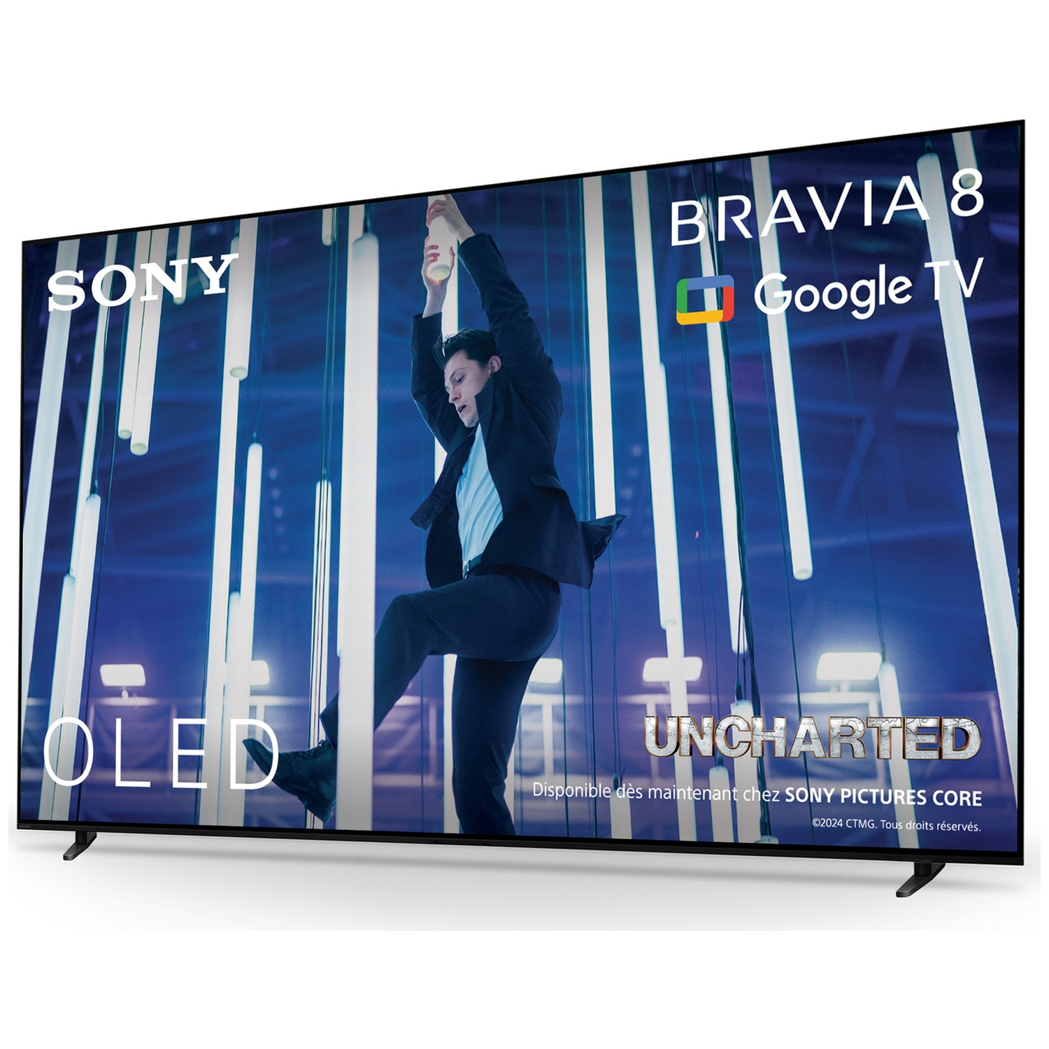 TV Sony Bravia 8 OLED affiche scène Uncharted homme escaladant, lumières bleues.
