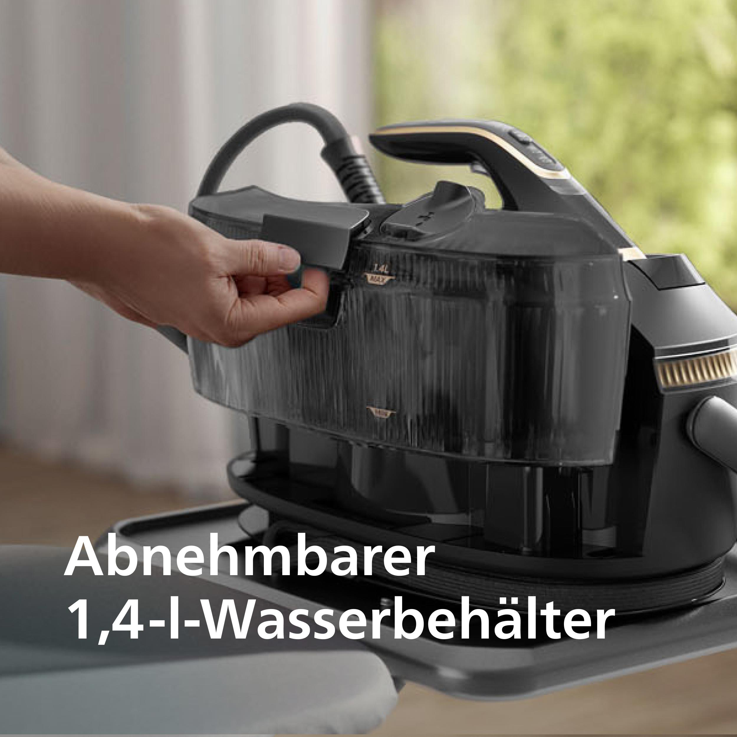 Eine Hand hebt den abnehmbaren 1,4-L-Wasserbehälter eines Bügeleisens.