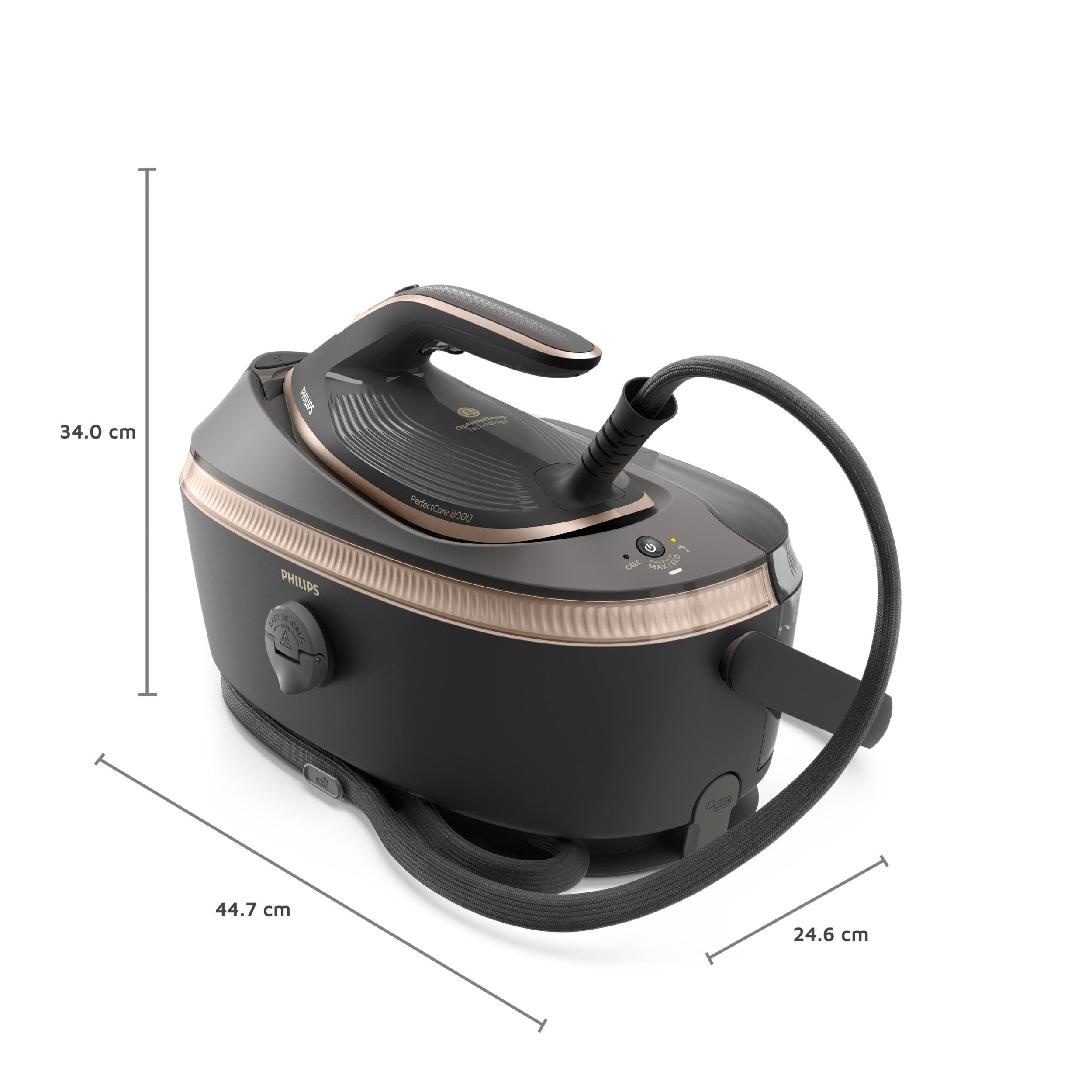 Eine dunkelgraue Philips PerfectCare 8000 Dampfbügelstation mit bronzefarbenen Akzenten.