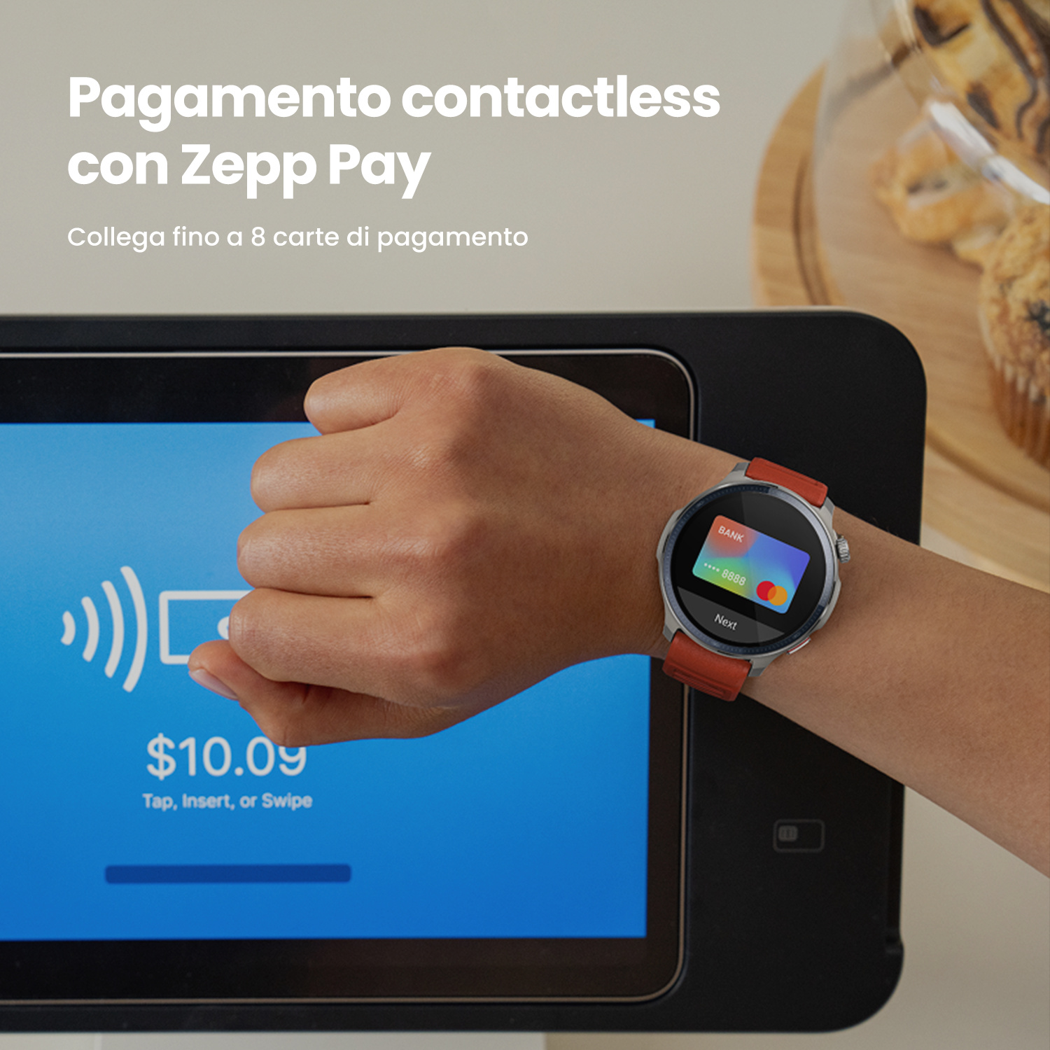 Una mano tiene uno smartwatch sopra un terminale che mostra il pagamento contactless di $10.09.