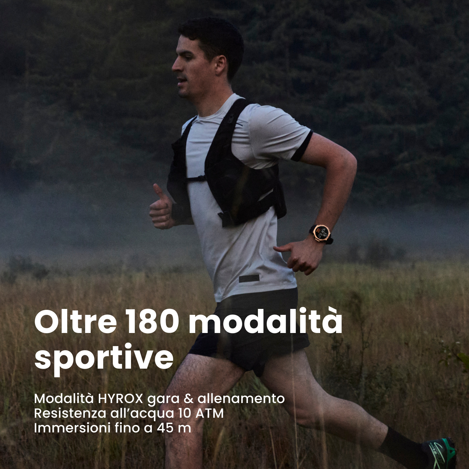 Un uomo corre all'aperto, indossando un orologio sportivo al polso.