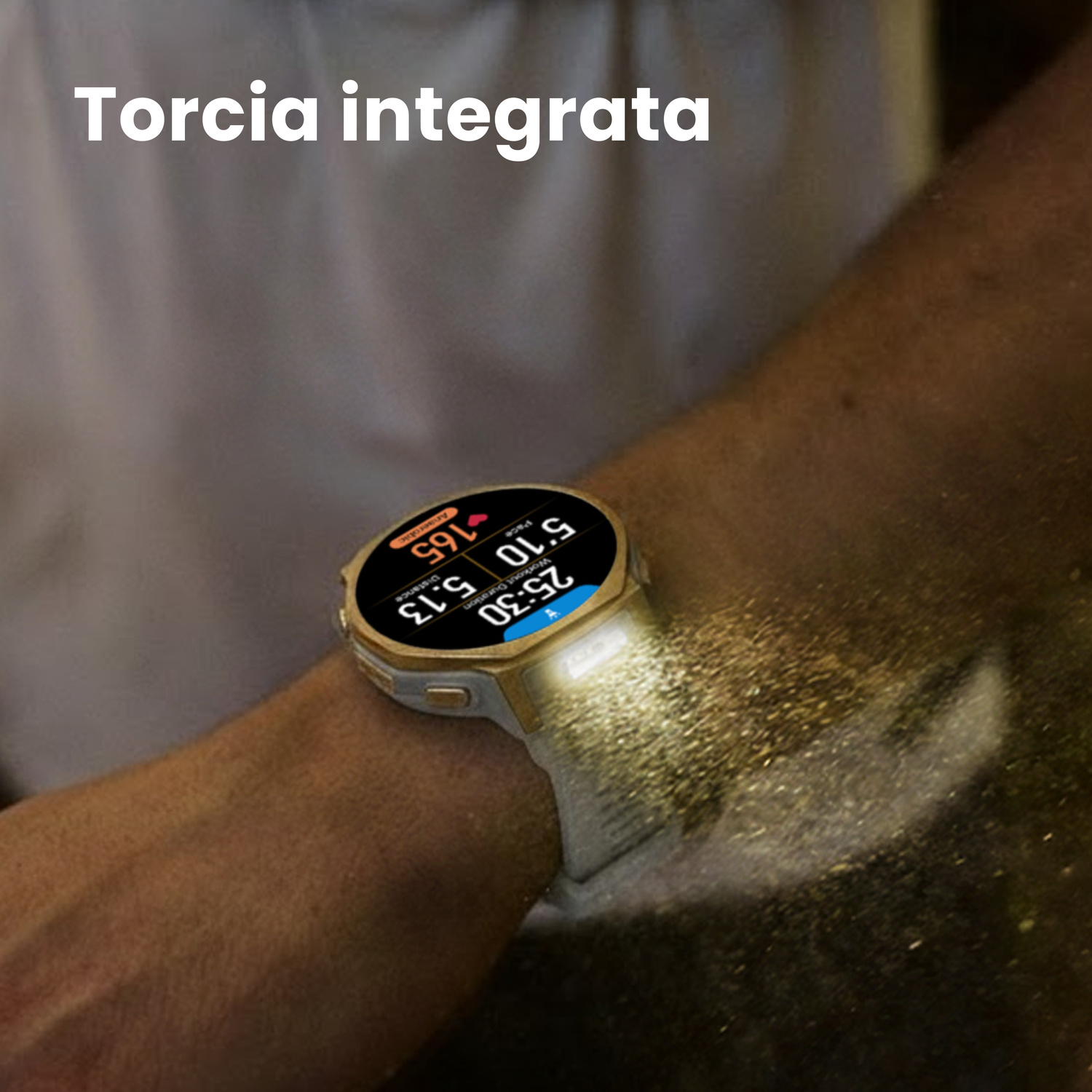 Uno smartwatch con torcia integrata illumina un braccio.
